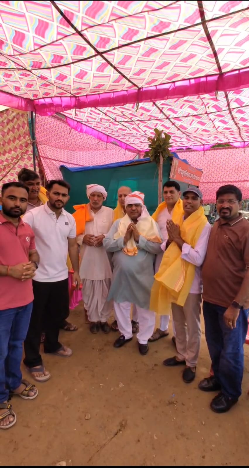 Sansthan ki team bhandara sthal par