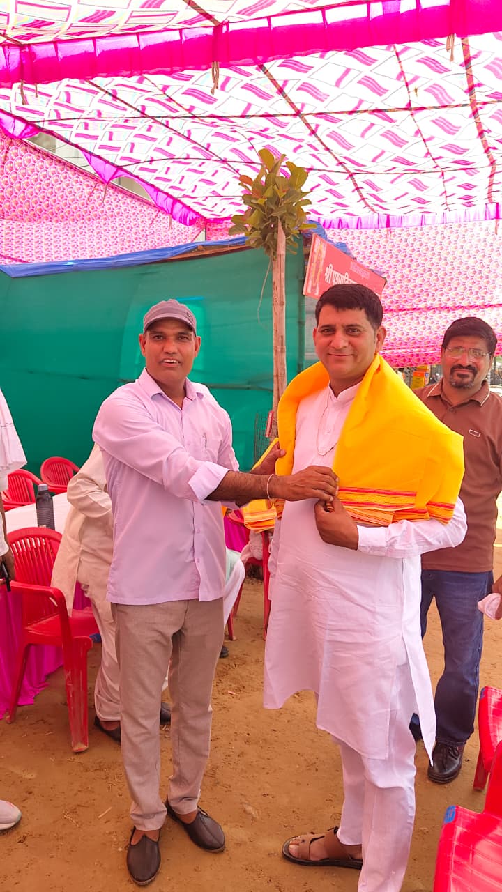 Samman samaroh me sadasya