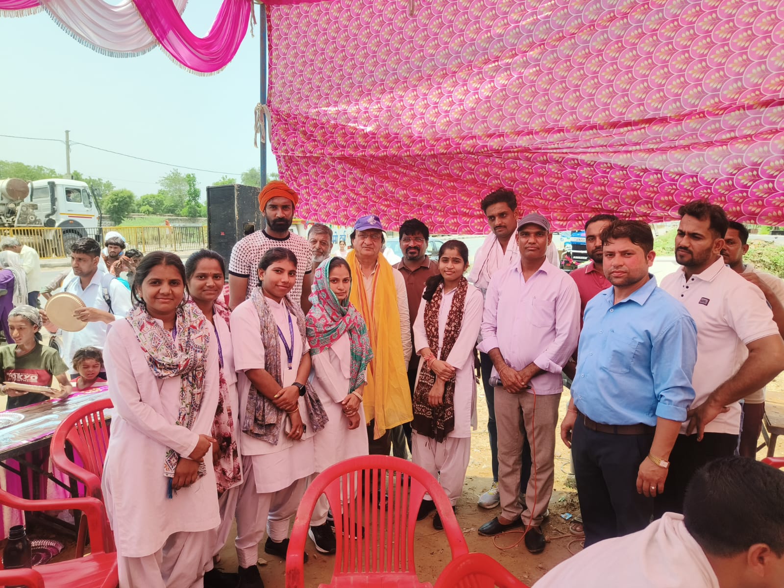 Sansthan ke sadasya evam swayamsevak bhandara seva ke dauran