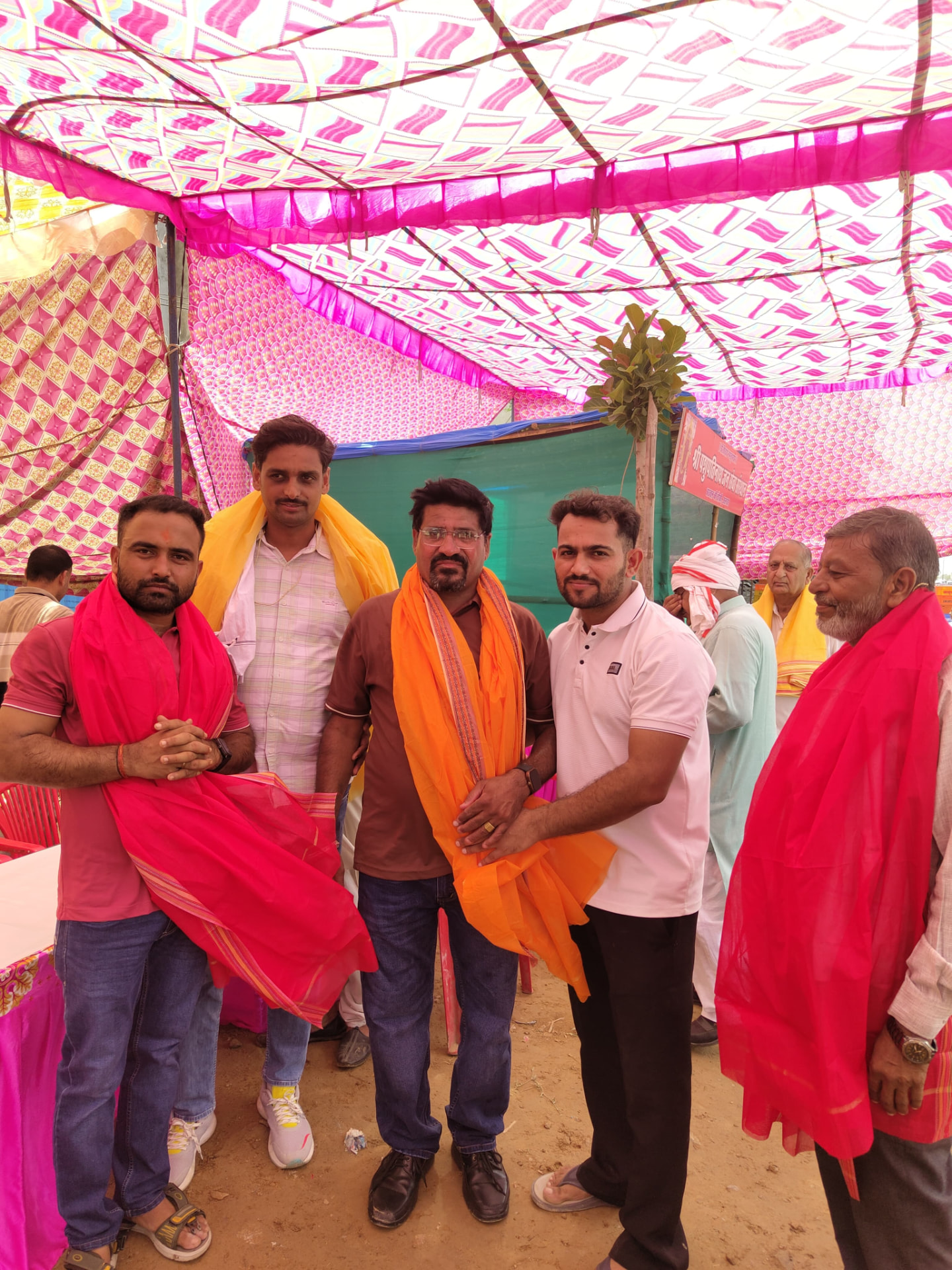 Atithiyon ka dupatta pehnakar swagat